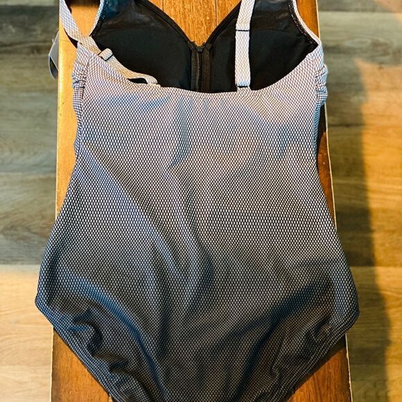 TYR Fishnet V Neck Zip Control-fit one piece swimsuit - Picture 3 of 7